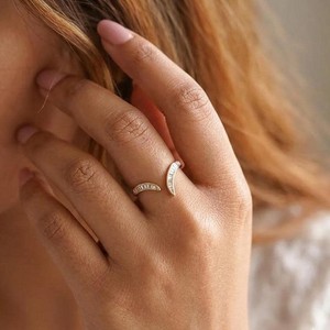 Bague ouverte ajustable en or massif 10K 14K 18K avec diamant de laboratoire taille baguette conique, couleur DEF, clarté VS VVS, certifiée IGI - Product Image 2