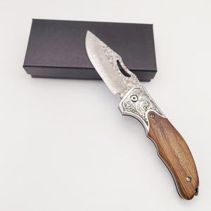 Cuchillo Plegable de Acero de Damasco SHARP POINT TRADES, Hoja Recta de 0.5mm de Grosor, Apertura con Perilla, Mango de Madera - Product Image 1
