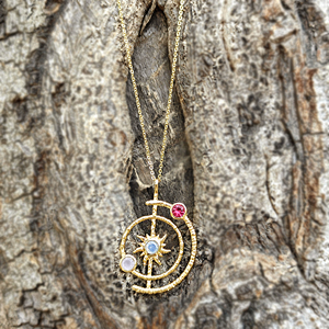 Collar de moda con colgante de cuarzo multicolor con diseño de sol radiante, chapado en oro de 18k sobre latón, accesorio con temática celestial para mujer. - Product Image 4