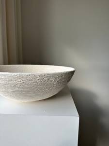 อ่างหินธรรมชาติทรงกลมดีไซน์ทันสมัยสำหรับใช้ในชีวิตประจำวัน ทำด้วยมือ หรูหรา ขนาดใหญ่ วางบนเคาน์เตอร์ อ่างหินปูนขาว - Product Image 5