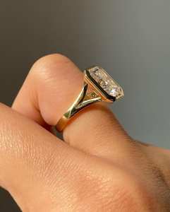 Anillo de compromiso de diamante cultivado en laboratorio con corte radiante delicado, engaste de bisel, tallo dividido, oro macizo de 14K, anillo solitario de promesa de boda - Product Image 3