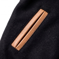 Veste universitaire pour homme RYDOM noire avec manches en cuir marron, logo brodé, col rabattu, simple boutonnage, pour l'automne