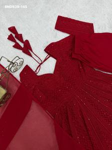 ชุดคุर्ติอานาร์กาลีสีแดงทรงบานยาวประดับด้วยงานปักเลื่อมและดิ้นลักนาวี  ผ้าจอร์เจตต์เทียมสวยงาม ดีไซน์เนอร์แบรนด์ดัง สำหรับผู้หญิง - Product Image 4