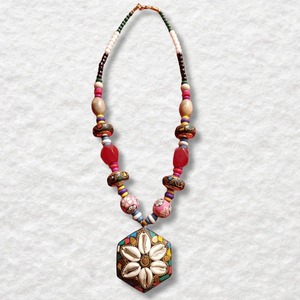 Collier pendentif mosaïque Meher Rang Cowrie, best-seller, fait main, bijoux ethniques pour femmes, style bohème, disponible à la vente - Product Image 2