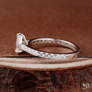 Bague de fiançailles délicate en or blanc 10K avec diamant de laboratoire en forme de poire de 0,50 carat, sertie pavé style Cathédrale, certifiée IGI - Product Image 3