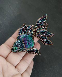 Broche unique faite à la main avec broderie perlée et travail de perles détaillé, bijoux élégants pour femmes - Product Image 2