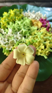 Fleurs de Cowslip Creeper Dok Kajorn faites à la main, de haute qualité, en argile thaïlandaise, style botanique authentique, personnalisées, pour mariage, art et collection - Product Image 1