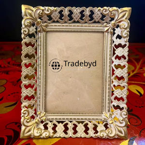 Cadre photo en métal artisanal, accent décoratif élégant par Tradebyd - Product Image 1