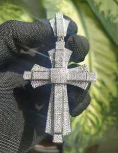 จี้รูปกางเขนประดับเพชรโมอิสซาไนต์ทรงบริลเลียนท์คัทจาก Luxira Jewels ชุบทองคำขาวโรสโกลด์บนเงินแท้ 925 เหมาะสำหรับทั้งชายและหญิง ใช้ในงานแต่งงานแบบฮินดู - Product Image 3