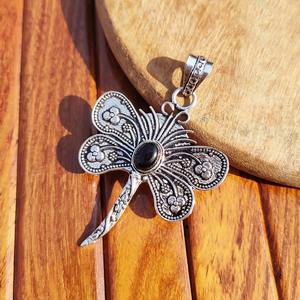 Pendentif Papillon Naturel au Design Unique en Pierre Précieuse, Collier Unisexe Fait Main en Laiton et Cristal, Bijou Cadeau Disponible en Promotion - Product Image 4