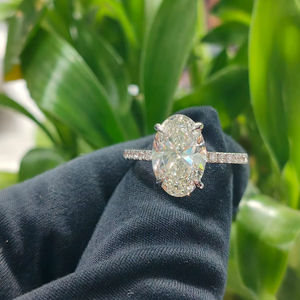 Anillo de Diamantes de Corte Ovalado de Lujo en Oro Blanco con Piedras Laterales, Elegante Joya de Compromiso para Mujer, Diseño Personalizado de Primera Calidad - Product Image 1