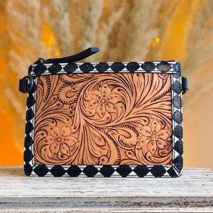 Bolso Bandolera de Cuero Genuino Venus Leathers, Estilo Western, Hecho a Mano, con Patrón de Letras y Flores, Cierre de Cremallera, 45-55cm, Gran Venta - Product Image 2
