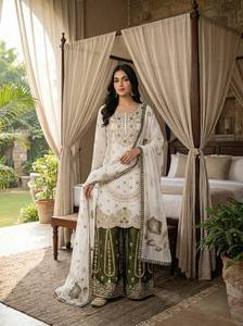Ensemble Salwar en Soie Gmy Blanc à Imprimé Numérique et Broderie, Haut en Soie Gmy avec Broderie Lourde et Sequins, et Palazzo, Dupatta en Organza Tabby - Product Image 2