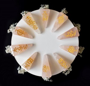 Vente en gros de cristaux et pierres de quartz rose facettés pour la guérison énergétique Reiki et pendules de radiesthésie - Product Image 1