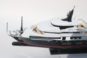 Modèle de yacht moderne en bois artisanal ALFA NERO des îles Cayman, sur pied, pour décoration intérieure, collection ou cadeau d'affaires - Product Image 2