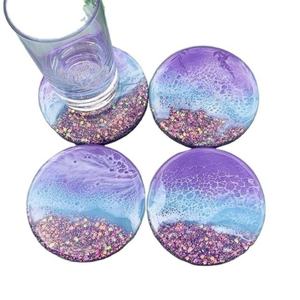 Sous-verres ronds en résine blanche écologiques de luxe faits à la main avec des pétales de rose rouge et des paillettes dorées - Product Image 6