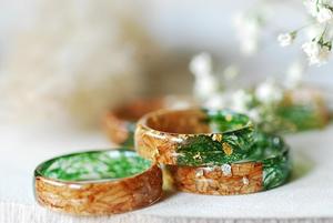 Anillo de Acrílico Pulido Hecho a Mano con Incrustaciones de Resina Verde y Madera Natural, Tema de Naturaleza, Ángel, Arte Moderno Coleccionable, Unisex, Cajas de Madera, Decoración de Pared - Product Image 4