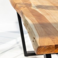 Table à manger en bois d'acacia Vandana Aureo Cresta avec un design contemporain solide et fait main