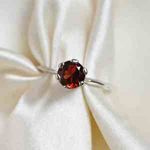 Anillo de Boda Elegante de Plata de Ley 925 con Tres Piedras de Granate Natural, Regalo de Piedra de Nacimiento de Enero para Mujer - Product Image 1