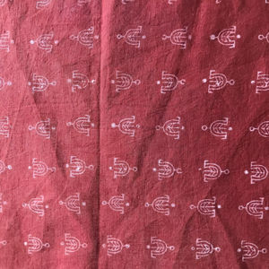 Tissu 100% coton imprimé à la main, base rouge, motif ethnique Buti blanc |   Textile en gros de Jaipur - Product Image 1