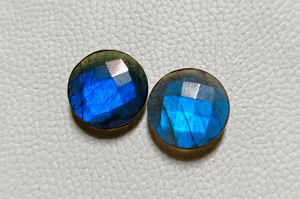 Paire de cabochons ronds en labradorite à reflets bleus, facettés, en cristal brut, pour bijoux (bague, pendentif) 20x20x7mm - Product Image 4