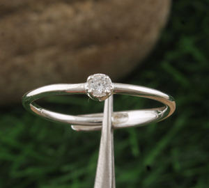 Anillo Minimalista de Plata de Ley 925 con Circonita Cúbica, Anillo Delicado Apilable con Engaste de Bisel, Joyería para Mujer para Uso Diario y Fiestas - Product Image 3