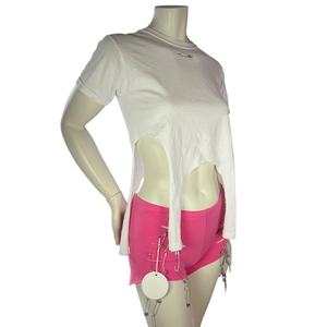 Ensemble T-shirt sans manches en coton blanc pour femme avec découpes latérales et short rose – Respirant, uni, pull-over d'été - Product Image 1