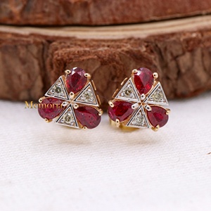 Pendientes de tuerca de oro amarillo macizo de 14K al por mayor con rubí natural de corte pera y racimo de diamantes triangulares, Memoria Jewels - Product Image 1