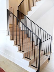 Poteau de balustrade d'escalier en fer EFS, finition noir mat, montage au sol, design moderne, résistant à la rouille - Product Image 6