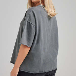 เสื้อยืดแขนสั้น OEM สกรีนโลโก้ตามสั่ง ระบายอากาศได้ดี สีเทาวินเทจ ซักแล้ว ทรงเข้ารูปสำหรับผู้หญิง ไซส์พลัส ผ้าโพลีเอสเตอร์/คอตตอน น้ำหนัก 220 กรัม คุณภาพสูง - Product Image 2