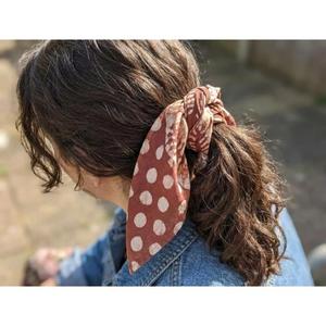 Pañuelo bandana de algodón hecho a mano en India, estampado a mano con motivos florales bohemios, cuadrado, ligero, ideal para el verano, para mujer. - Product Image 4