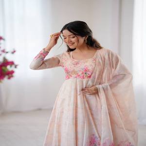 Conjunto de Vestido VASTRA COTTAGE de Organza y Seda Taby con Estampado Digital, Pantalón y Dupatta, Estilo Anarkali, para Fiestas - Product Image 1