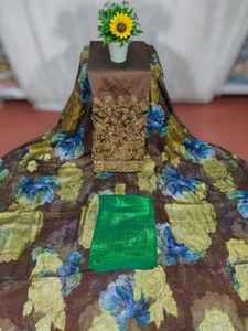 Robe de cérémonie au design classique et modeste, dernière collection Fransawi Dirac, en tissu chiffon jacquard à motif feuilles et paillettes dorées - Product Image 5