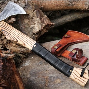 Hacha artesanal premium con hoja grabada con la bandera estadounidense y mango de madera para partir leña - Product Image 5