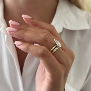 Ensemble de bagues de fiançailles minimalistes demi-serties avec diamant de laboratoire en forme de poire de 2 carats, or jaune UNIQUE, solitaire et alliance - Product Image 3