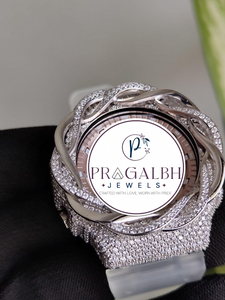 นาฬิกาเพชรหรู Pragalbh Jewels ประดับเพชรเต็มหน้าปัดลายดอกไม้ ตัวเรือนสแตนเลส สายยาง เหมาะสำหรับงานปาร์ตี้และสวมใส่ในชีวิตประจำวัน - Product Image 4