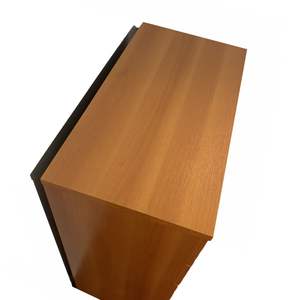 Cómoda Light Cherry de cinco cajones con asas de metal y tocador con rieles deslizantes - Product Image 4