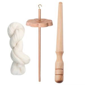 Hiladora de madera con espiral floral y mango para hilar hilo a partir de lana. - Product Image 1