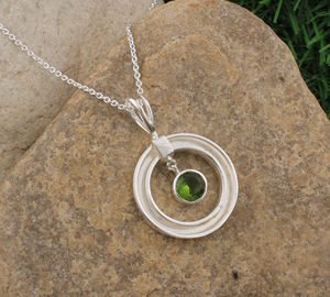 Pendentif artisanal en argent sterling 925 plaqué platine avec péridot naturel, bijoux unisexe, pierre de naissance de janvier, vente en gros - Product Image 5