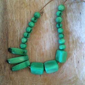 Collier classique en résine perlée, bijoux élégants et colorés, accessoire léger et confortable pour femmes et filles, pour les occasions décontractées et les fêtes - Product Image 2