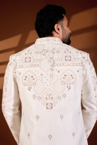 Traje de novio Off White Vergo de tela de seda Mayur Jharokha Sherwani con cinturón de diamantes cosido a mano en color pastel Resham. - Product Image 6