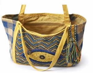 Sac fourre-tout bohème vibrant avec des perles en forme de soleil, des broderies géométriques et des accents de pompons colorés. Idéal pour les voyages, les festivals. - Product Image 5