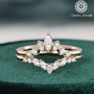 Bague de fiançailles pour femme Charm Jewells en moissanite taille émeraude, monture à griffes en or 18 carats, style classique, bande pavée - Product Image 3