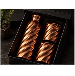 Juego de Botella de Agua de Cobre Hecha a Mano y 2 Tazas con Patrón Floral Grabado en Caja de Regalo - Product Image 2