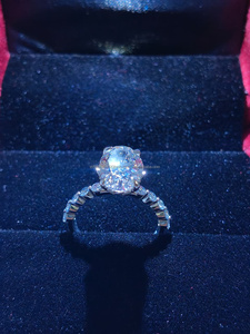 Anillo de diamante de corte ovalado en oro blanco, un impresionante símbolo de elegancia con brillo radiante y un encanto irresistible. - Product Image 4