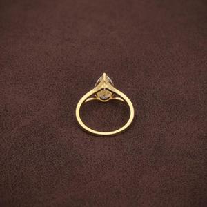 Anillo de compromiso de diamante blanco talla pera en oro amarillo macizo con elegante banda de tallo dividido de alto brillo, anillo clásico de tres puntas - Product Image 2