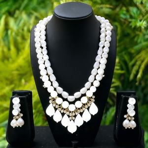 Ensemble de collier élégant plaqué or avec des couches de pierres Kundan et de perles, accompagné de boucles d'oreilles assorties pour femmes - Product Image 3