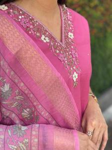 Traje Salwar / Kurti de Diseño con Estampado Floral de Lujo en Color Rojo, Tejido de Seda Romana Premium, Inspirado en la Moda Clásica Pakistaní - Product Image 5