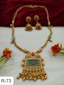 Ensemble collier et boucles d'oreilles ethniques indiens en laiton plaqué or et perles, idéal pour les mariages, les fêtes et les cadeaux - Product Image 2