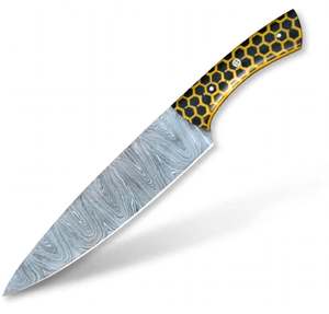 Couteau de chef artisanal en acier Damas torsadé avec manche en résine nid d'abeille jaune - Product Image 2